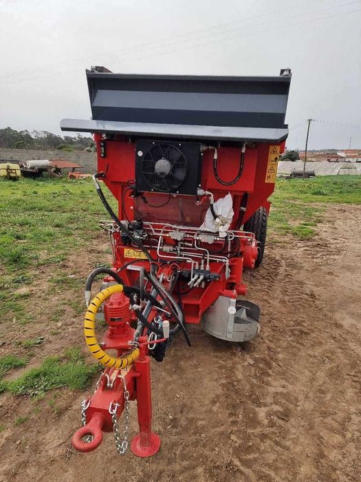 Reboque Espalhador Bilateral de Estrume Orgânico com grupo hidraulico