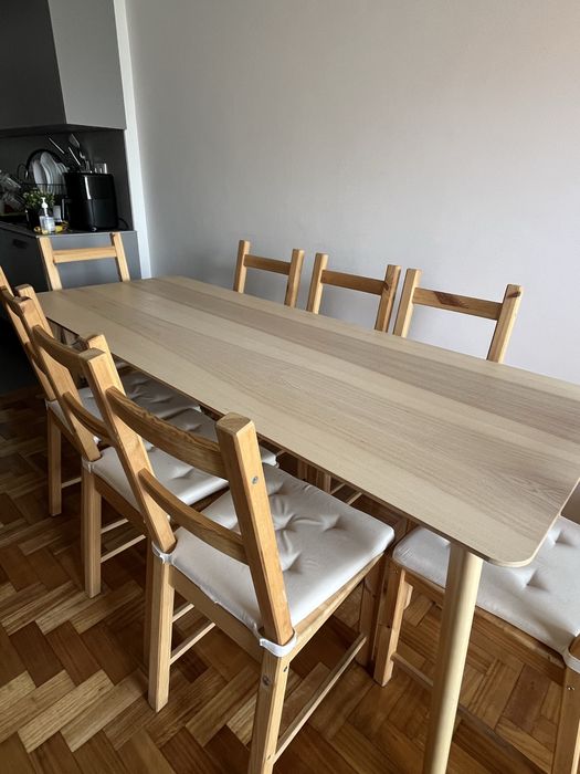 Mesa de Jantar + 8 Cadeiras em Madeira – Excelente Estado