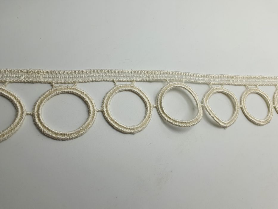 Gipiura ecru szer.4,50 cm.kupon 4,45 m.