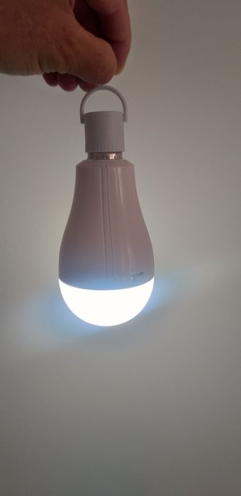 LED лампа з акамуляторами