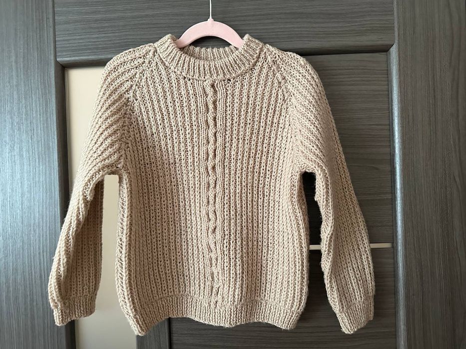 В'язаний светр для дівчинки
