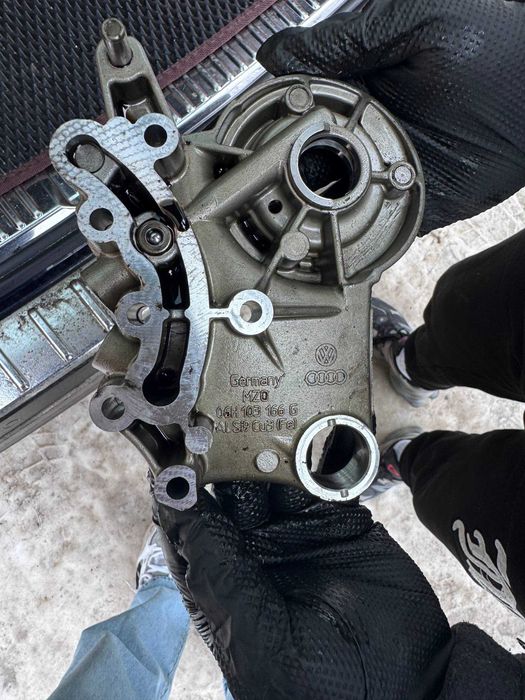 Помпа водяна  06H121026DD кронштейн розподільних валів 06H103166G