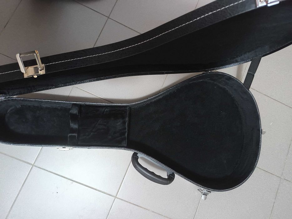Estojo de guitarra portuguesa de fado.