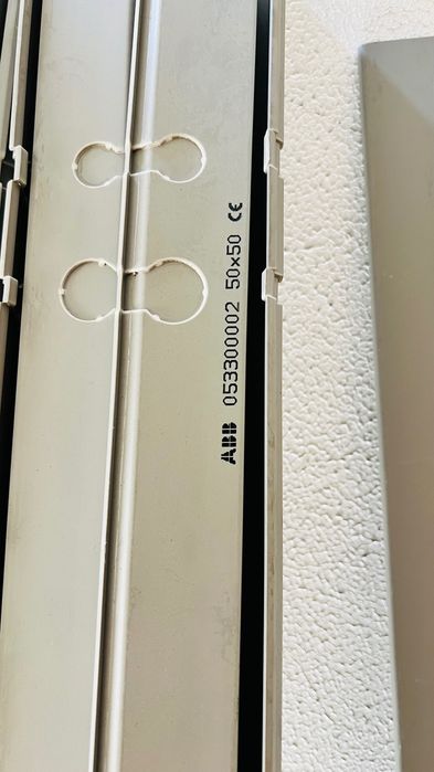 Calhas Técnicas da ABB dimensões 50x50mm cor cinza, comprimento 2m
