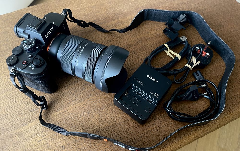 SONY A7R V + Sigma 28–70 mm f/2.8 zawodowy zestaw w idealnym stanie.