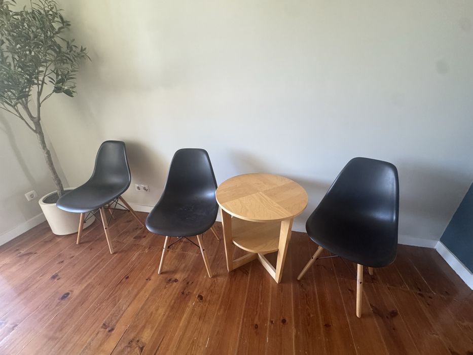Conjunto 4 cadeiras estilo Eames pretas com pés de madeira