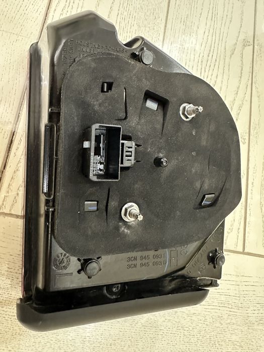 Продам задний стоп в крышку багажника vw Atlas 2021г