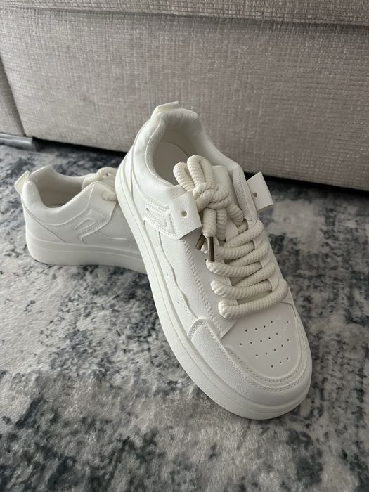 Sapatilhas brancas novas