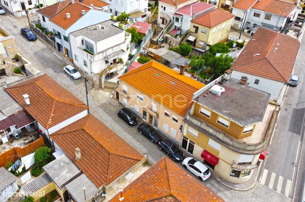 Prédio com 2 apartamentos e logradouro - Águas Santas, Maia