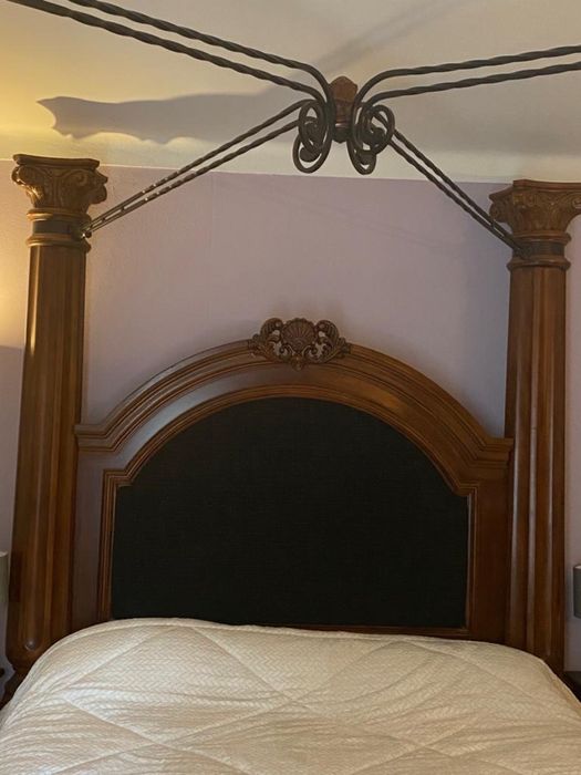 Cama com dossel de madeira e comoda estilo antigo