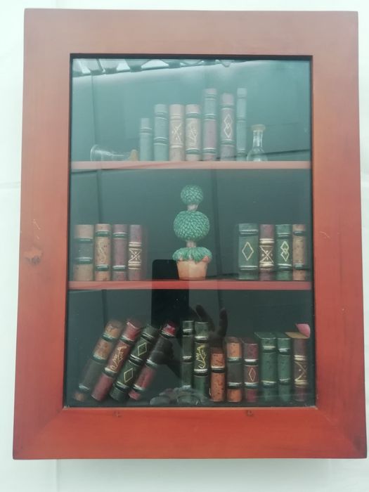 Caixa  decorativa com A 43 cm, L 32,5cm e prof 6,5 cm