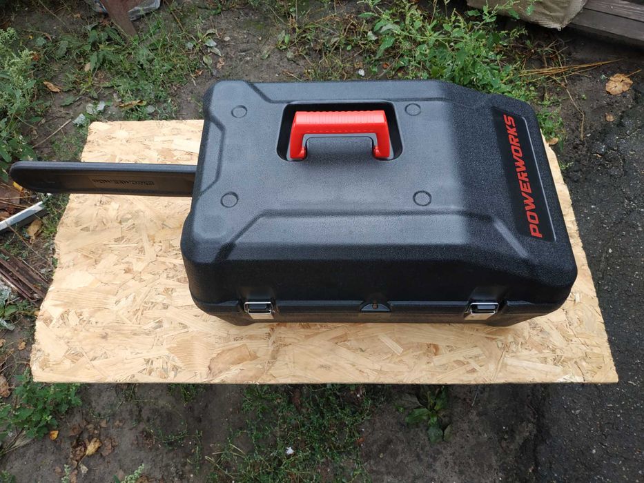 цепная аккумуляторная пила Powerworks 82V