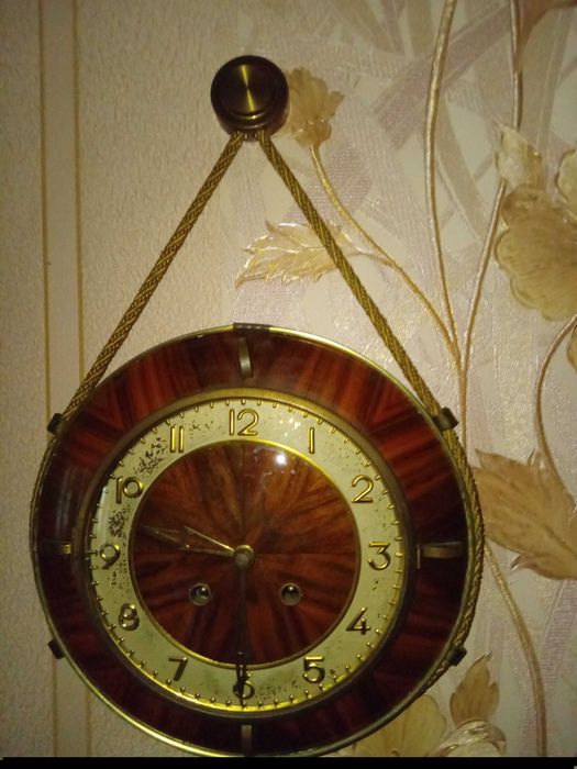 Настінний годинник з боєм