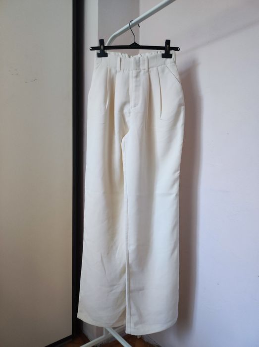 Eleganckie jasne spodnie szerokie