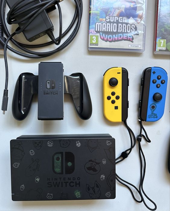 Nintendo Switch Edição Especial Fortnite + Super Mario Bros Wonder e Minecraft