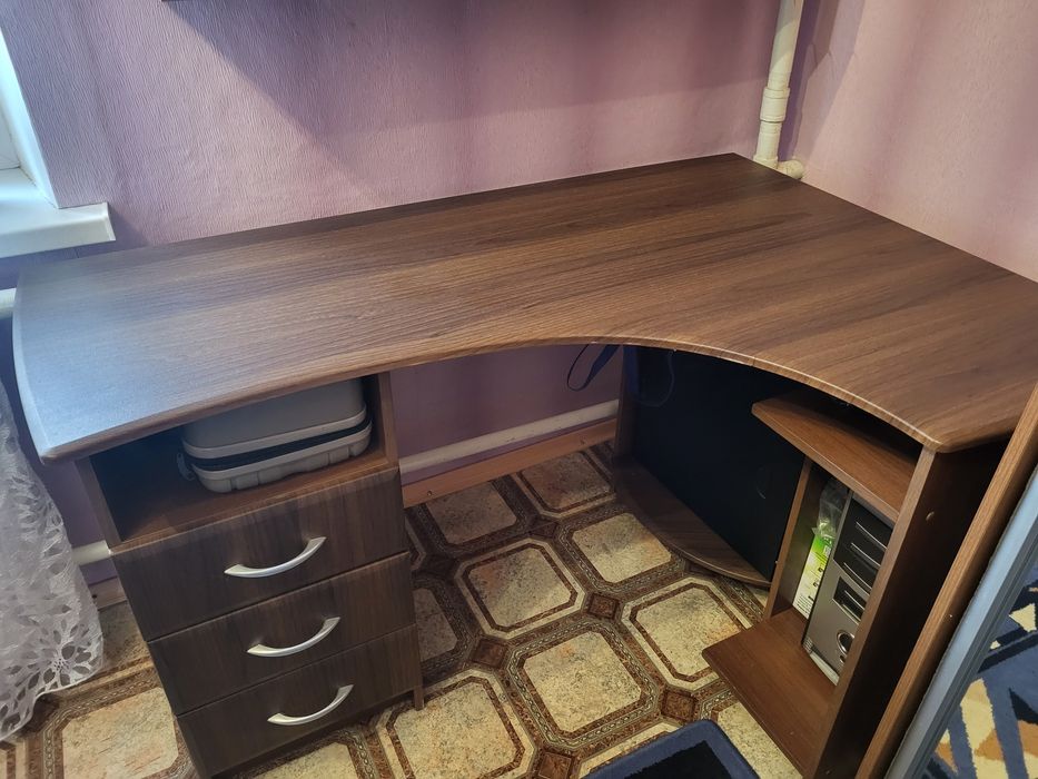 Письмовий стіл в хорошому стані