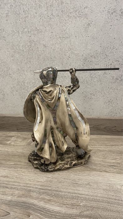 Новая статуэтка с кубы, мужчина с копьем, львиной шкурой и щитом