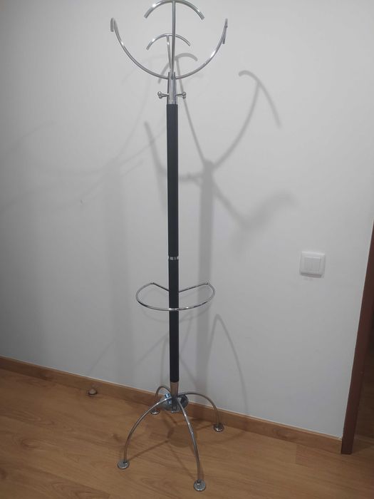 Bengaleiro de entrada/cabide cromado e madeira preta