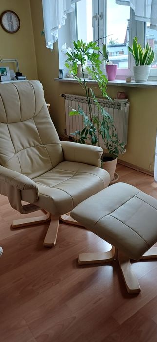 Fotel z podnóżkiem.