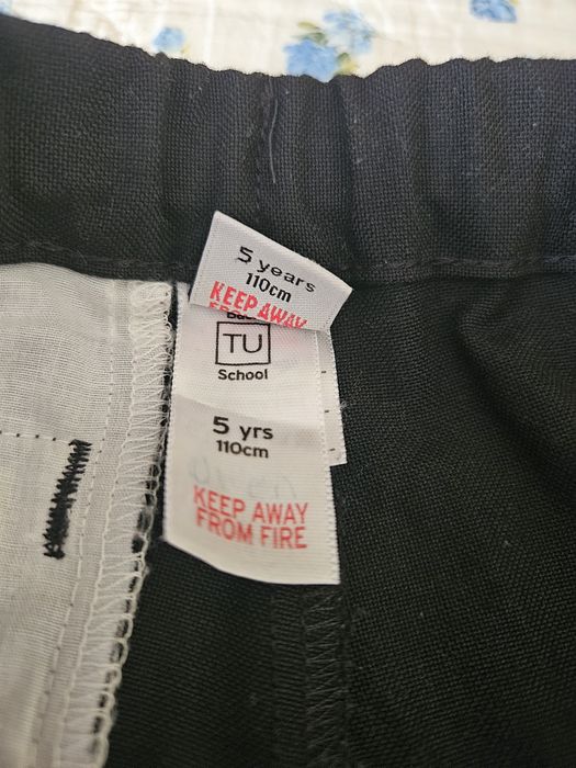 Шкільний одяг та взуття для першокласника(сорочка,брючкі)