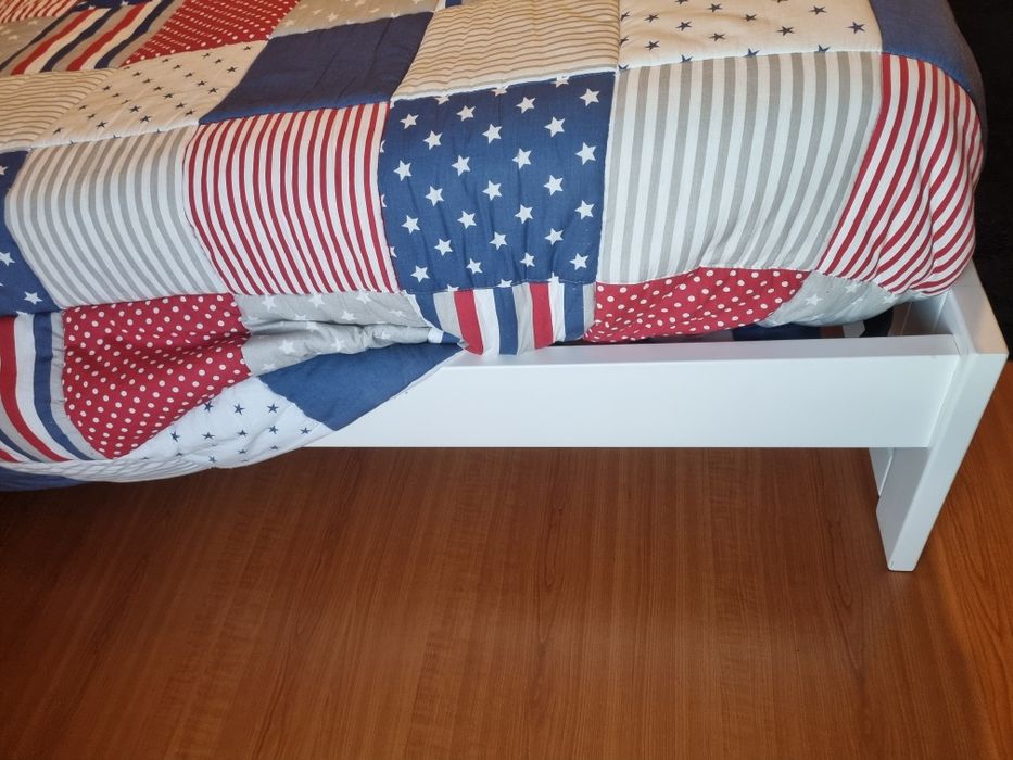 Cama, colchão e mesa de cabeceira