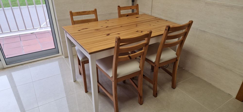 Mesa 118x75CM + 4 Cadeiras
