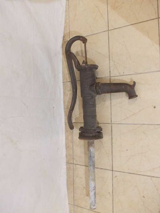 Stara żeliwna pompa widna ogrodowa