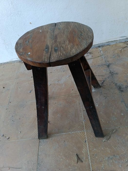 Mesa pipo com 3 bancos