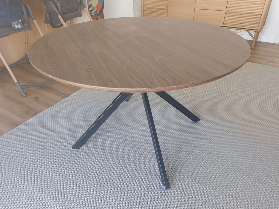 Mesa de jantar em madeira e estrutura em metal preto