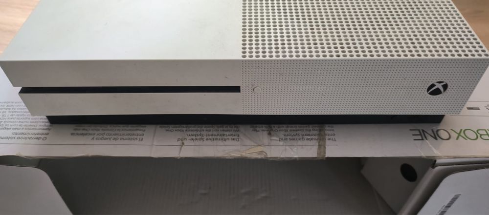 Продається Xbox One S 1TB на запчастини або під ремонт.