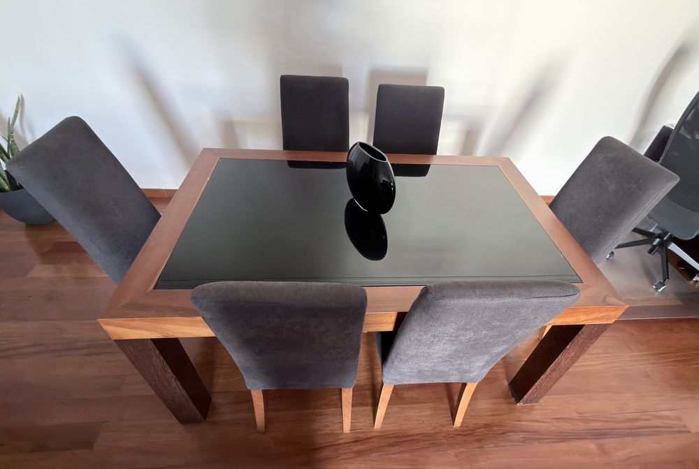 Conjunto de mesa e cadeiras cinza