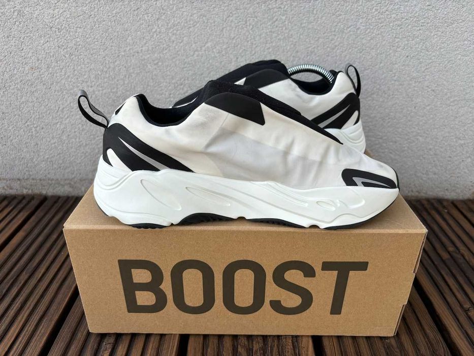 Yeezy Boost 700 MNVN Laceless Analog EUR 42 2/3