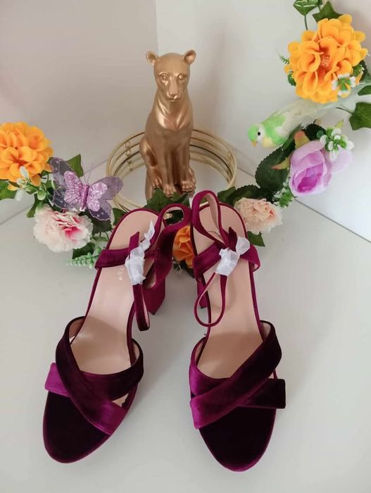 Sapato alto de veludo