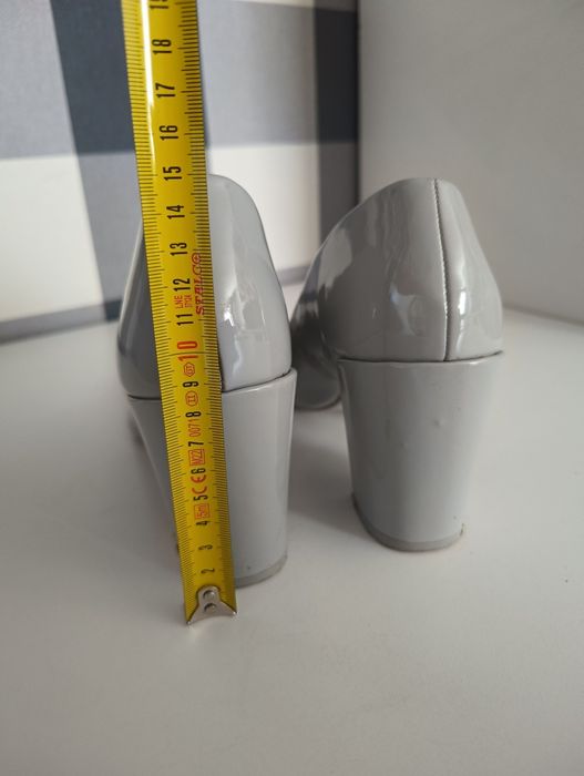 Szare lakierowane buty na obcasie, rozmiar 41!