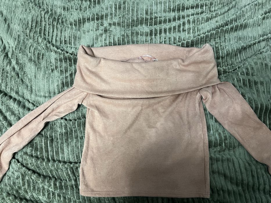 Жіноча кофта з опущеними плечима