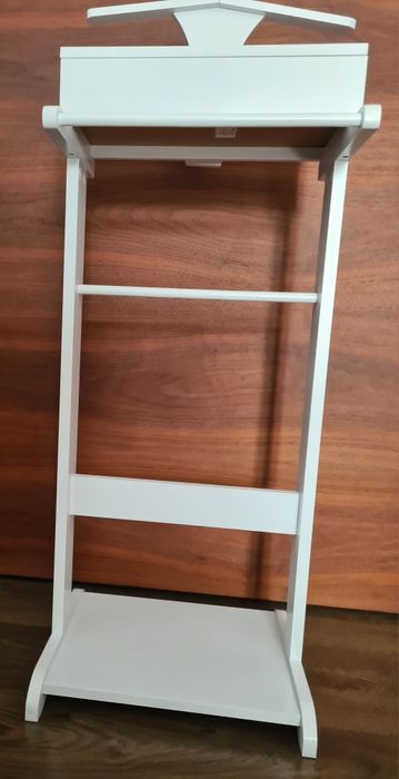 Cabide de roupa de pé