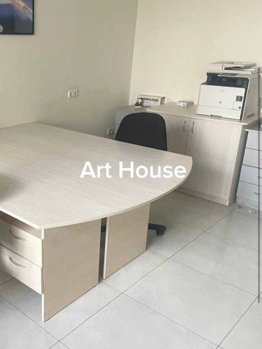 Окремий вхід, 2 кабінети+кухня, 1 поверх, Ахматової 22, офісні меблі