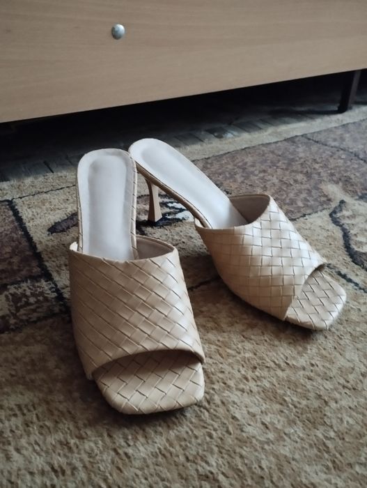 Босоніжки на каблуку (Мюлі)