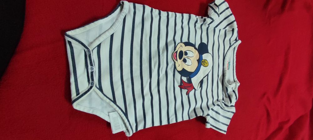 T-shirt de criança em bom estado