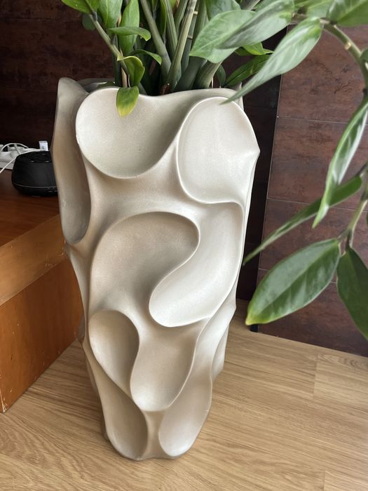 Vaso Decorativo Escultórico Moderno com Textura Ondulada