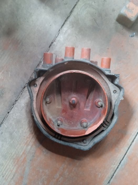 БМВ 735 84г.в.крышка трамблёра.