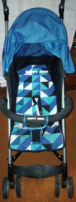 коляска-тростина бренду Happy Dino має геометрічний візерунок на сидінні.Вона оснащена капюшоном-батискафом