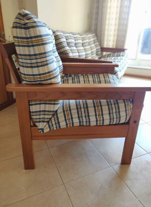 Conjunto Sofá 3 Lugares + Poltrona em Madeira + Almofadões