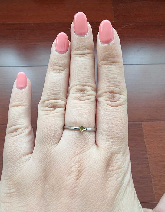 Anel cinzento com uma pedra pequena, tamanho S