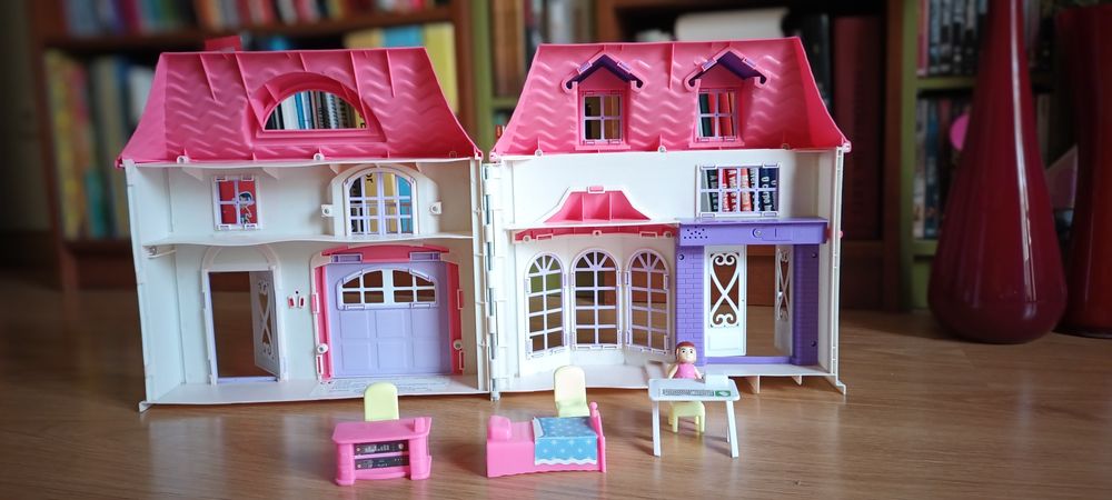 Casa de bonecas que abre e fecha