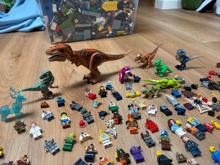 #Mix LEGO + około 180 figurek do poskładania