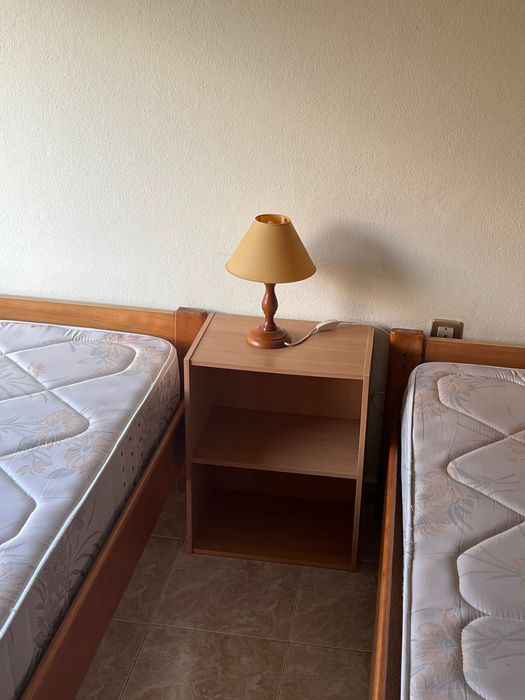 Cama, colchão, Mesa de cabeceira e candeeiro