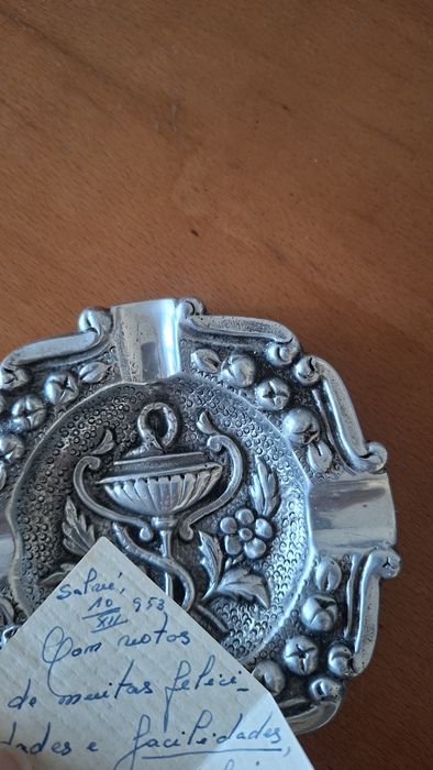 Cinzeiro Antigo em Metal Trabalhado – Símbolo da Farmácia / Taça de Higia