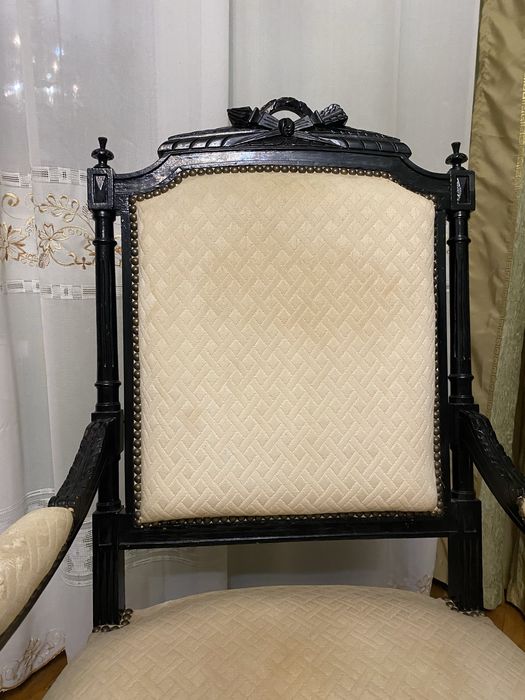 Крісло в стилі Людовика XVI