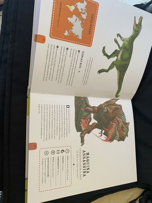 Livro “ O Mundo Assustador dos Dinossauros” - capa dura